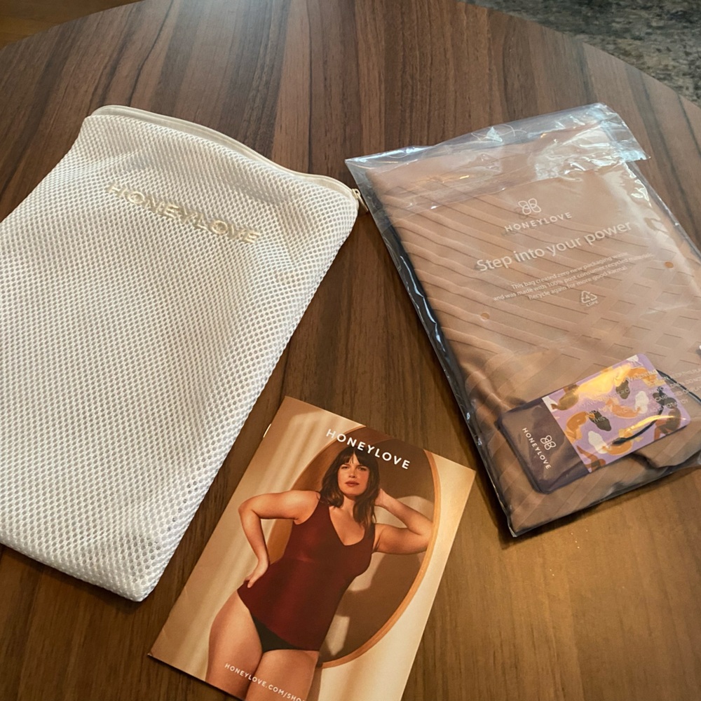 HONEYLOVE silhouette high-waist short, sand 1X.